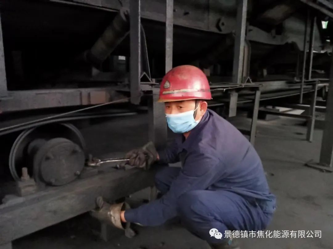 “老線這邊人手不夠，你們那邊有誰可以過來支援？”“好的，我馬上來。”聽到這個消息時，羅國安剛剛結(jié)束新線的維修工作，但他二話不說，立即拿起維修包，投入到老線的維修工作當(dāng)中。每天工作10小時以上已經(jīng)成為抗疫期間的常態(tài)，雖然身體很疲憊，但是他沒有任何怨言，“確實(shí)很辛苦、很累，但現(xiàn)在正是特殊時期，只有保障公司生產(chǎn)經(jīng)營“不斷檔”，我們生活才能“不斷線”，恰恰我所在的運(yùn)輸廠就是承擔(dān)著焦炭煤炭運(yùn)輸?shù)闹匾氊?zé)，所以我更應(yīng)該恪盡職守，保障好這些設(shè)備的穩(wěn)定運(yùn)行?！?jpg